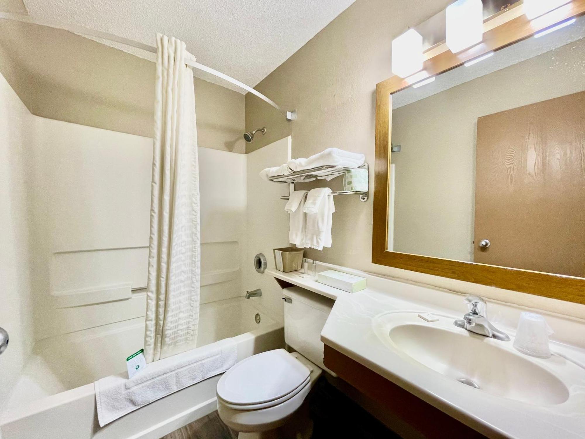 The Quincy Inn & Suites ภายนอก รูปภาพ