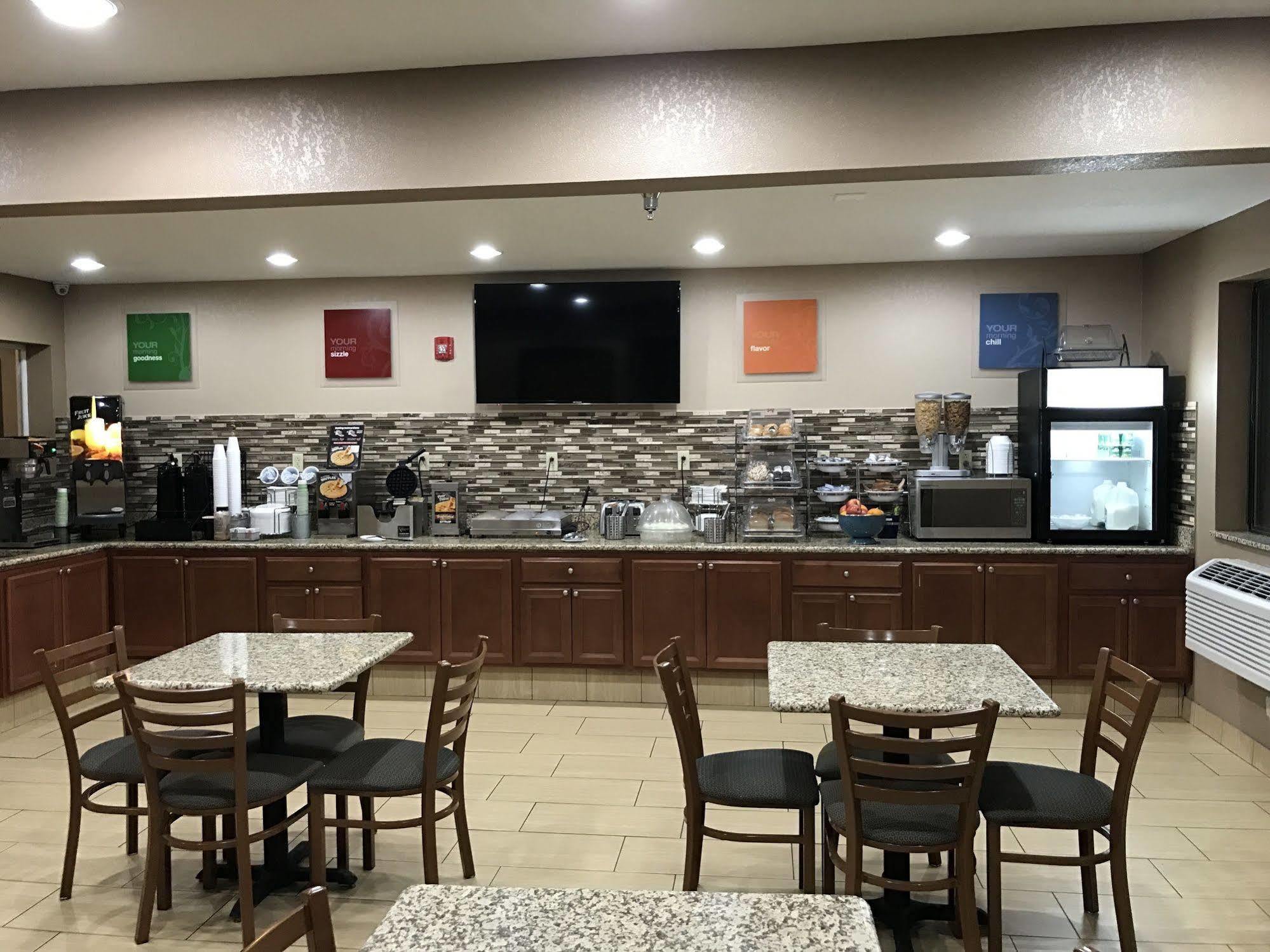 The Quincy Inn & Suites ภายนอก รูปภาพ