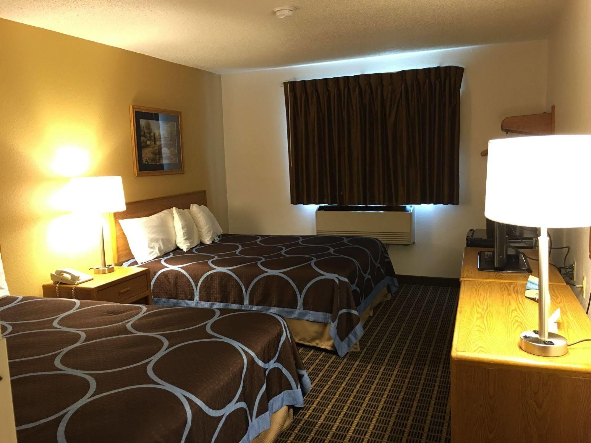 The Quincy Inn & Suites ภายนอก รูปภาพ