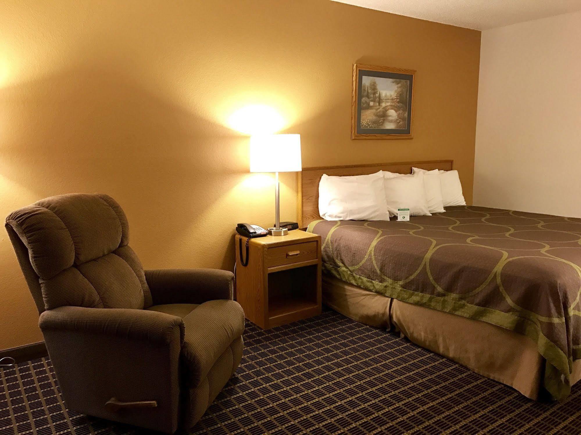 The Quincy Inn & Suites ภายนอก รูปภาพ