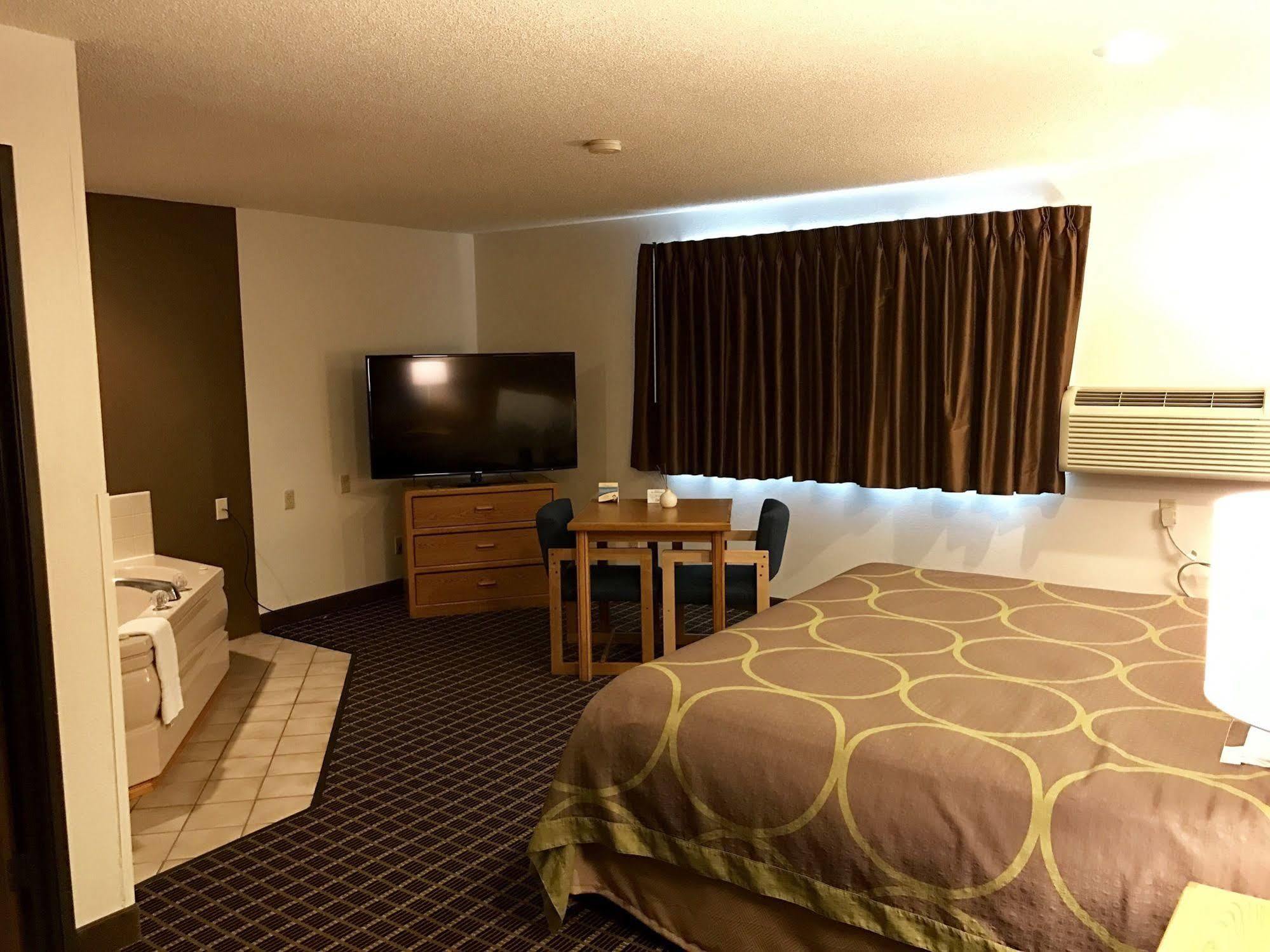 The Quincy Inn & Suites ภายนอก รูปภาพ