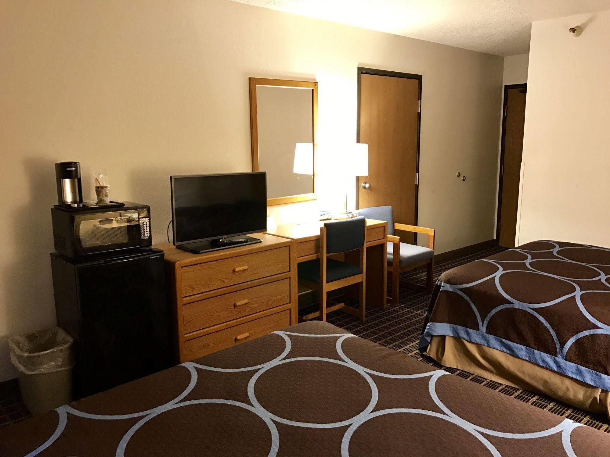 The Quincy Inn & Suites ภายนอก รูปภาพ