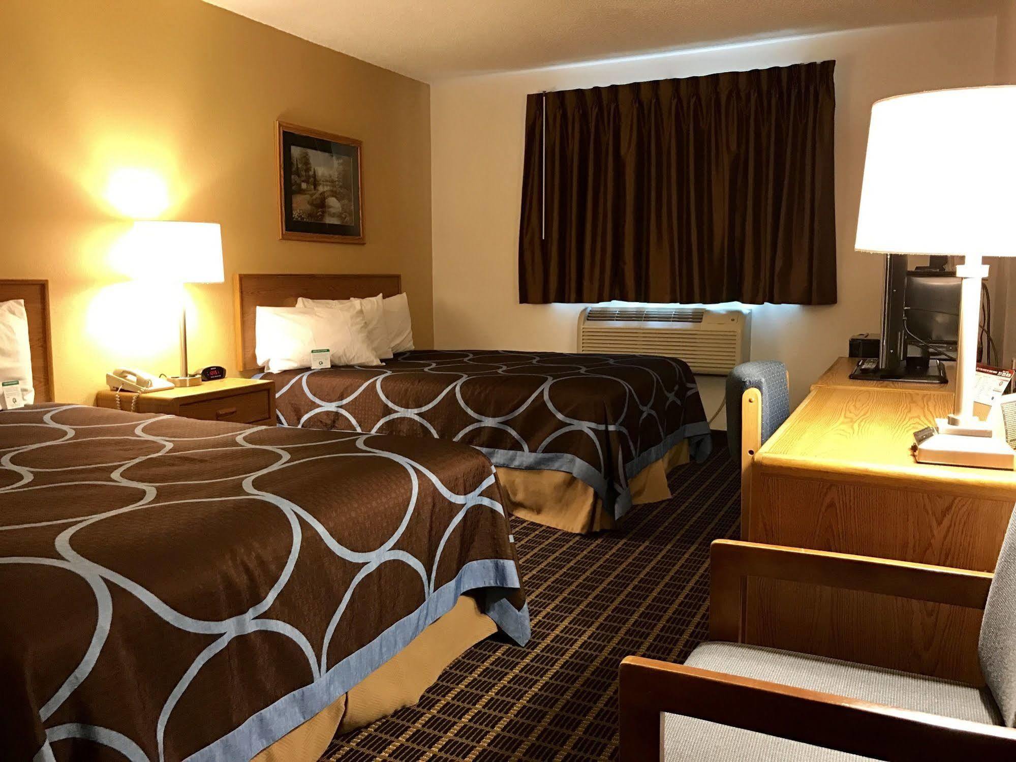 The Quincy Inn & Suites ภายนอก รูปภาพ
