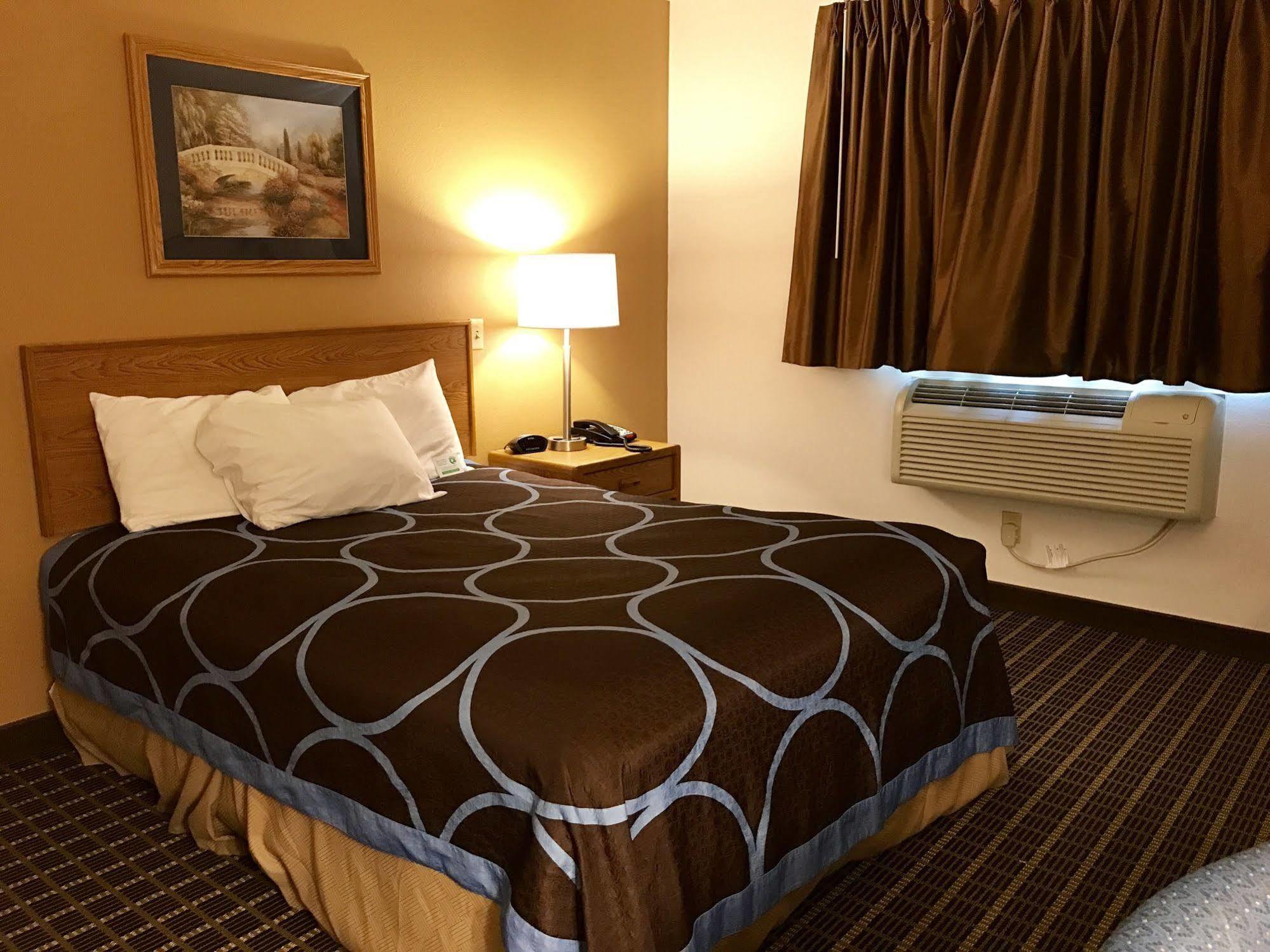 The Quincy Inn & Suites ภายนอก รูปภาพ