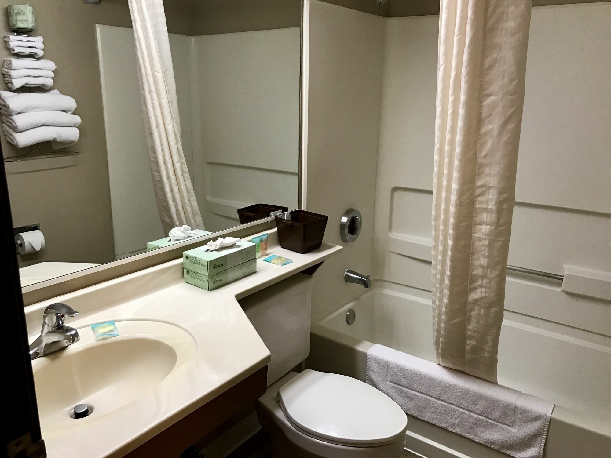 The Quincy Inn & Suites ภายนอก รูปภาพ