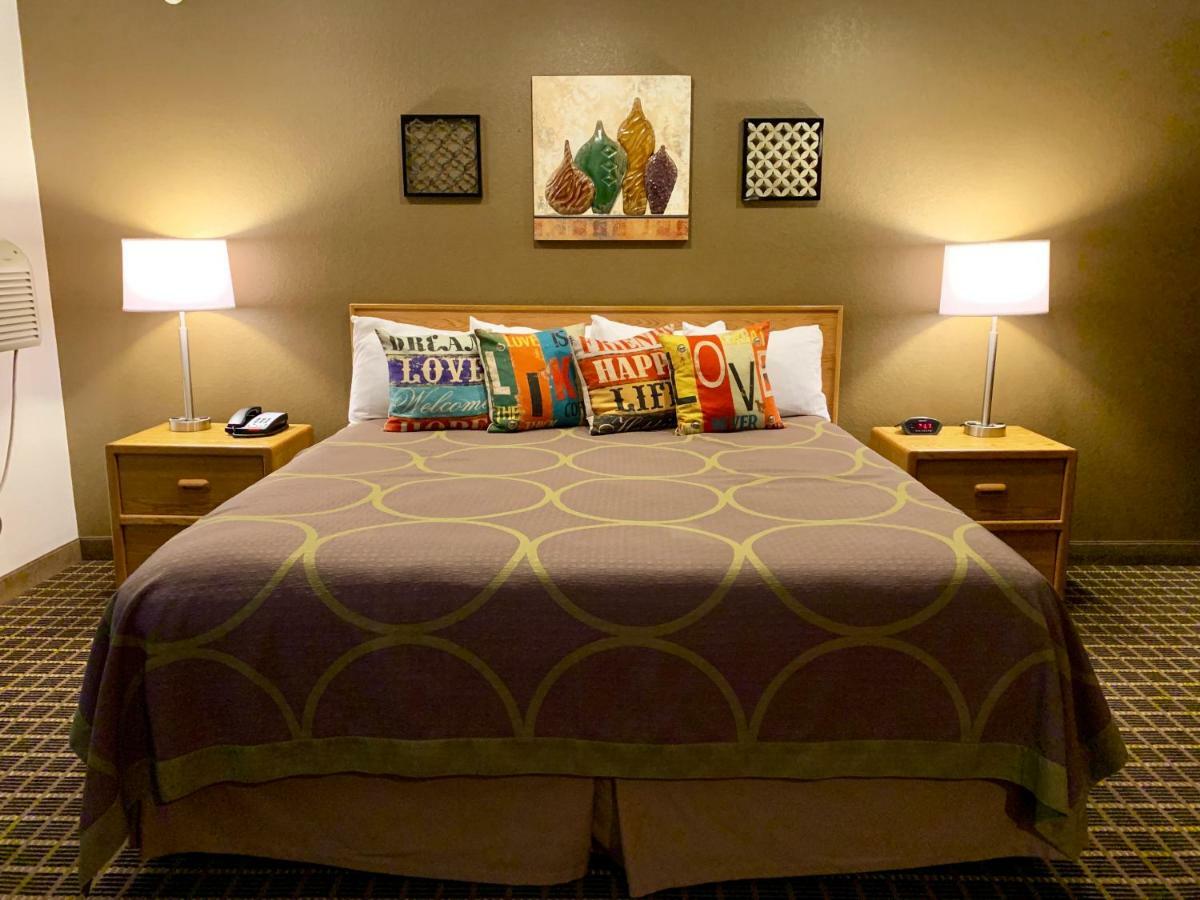The Quincy Inn & Suites ภายนอก รูปภาพ